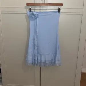 Säljer min jätte fina ”Thalia flower pin ruffle mini dress” klänning, endast använd en gång. Den är i jätte fint skick. Nypris 975 kr🫶🏽