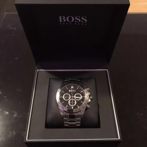 Hugo boss klocka  - Hej! Säljer nu min Hugo boss klocka eftersom jag ej har användning av den länge, den har ett nytt bateri bytt för 2 veckor sen och klockan fungerar som den ska, pris kan diskuteras hör av er vid mer frågor eller bilder 