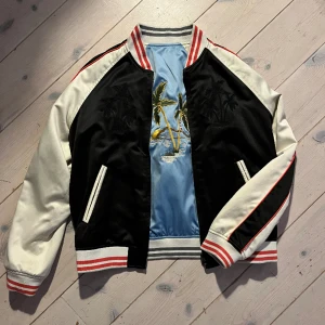 Levis jacka - En unik, limited edition jacka från Levis som går att vända ut och in. Många fina broderade detaljer (både på framsidan, ryggen och insidan). Använd max 1 gång. 🖤🤍💙