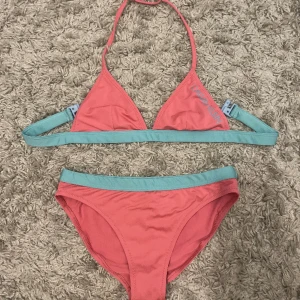 Calvin Klein bikini - Rosa Calvin Klain bikini som är superfin och somrig. Säljer pga att den är för liten. Nypris Ca 500.