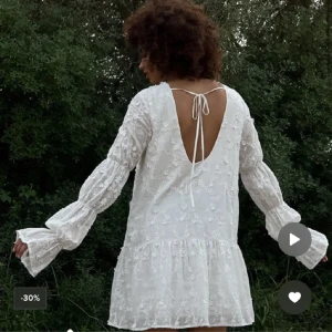 Studentklänning  - Säljer nu min fina studentklänning, storlek 36. Den är i väldigt fint skick, endast använd på kvällen efter studenten. Så inga fläckar elr liknande. Priset kan diskuteras, köparen står för frakten. Fler bilder kan fixas 💖