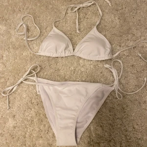 Bikini  - En jättefin vit bikini ifrån shein, aldrig användt så den är i nyskick💗ordinarie pris: 99💗skriv gärna om ni undrar något
