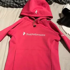 En peak performance hoodie som inte kommer till användning den är som ny inga skador 