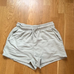 Ljus gröna mjukis shorts från Lager157 - Säljer dem eftersom att dem inte kommer till användning. Pris kan diskuteras. 