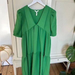 Härlig luftig sommarklänning, Object - En knappt använd härlig sommarklänning. Använd den luftig som den är eller styla med ett skärp för en mee uppklädd look! Kvalitet: Viscose-mix 