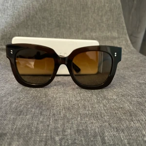 Chimi 08 Brown solglasögon  - Säljer mina Chimi’s för att jag inte använder de. Använd några gånger och har få små repor som inte syns när man använder de. Kontakta gärna vid frågor. Nypris: 1350kr