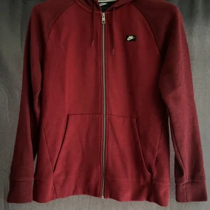 Nike röd hoodie  -  Säljer den eftersom jag inte använder dem längre. Den är i fin skick använd få gånger. Kontakta gärna vid frågor.  Nypris:950kr 