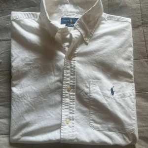 Ralph lauren linne skjorta - Säljer ett perfekt plagg för sommaren! En polo linne skjorta! Skick: 10/10 aldrig använd! Ny pris ligger på 1500kr vi säljer för 849kr!!! Hör av er vid minsta fundering!🫡