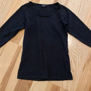 Baströja/topp strl S - Säljes i begagnat skick. Något urtvättad.  Kolla gärna in mina andra annonser för samfrakt. Katt finns i hemmet (allergivänlig ras). Jag är väldigt mån om mina köpare. Skulle du vara missnöjd med ditt köp så ta gärna kontakt med mig innan dåligt omdö