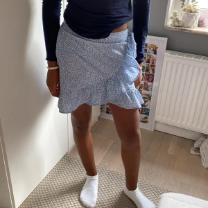 Blommig kjol - Säljer denna kjol eftersom den inte kommer till användning Köpt för 150 säljer för 25 kr Skriv för frågor💗