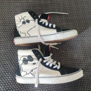 Vans sk8-hi peanuts uk snoopy collab limited edition  - Storlek 42 bra skick knappt använda. Special collab med snoopy. Det går att förhandla eller utbyta. Ingen förpackning, originella och unika.