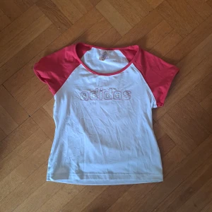Vintage adidas tröja  - Svalt material i fint skick. Pris är diskuterbart. 🩷😊 str 42, lite liten men stretchig.  