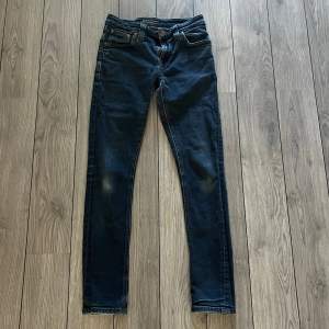 Säljer dessa fina nudie jeans i storlek W27 L30. De är i jätte fint skick Skriv om ni har frågor 