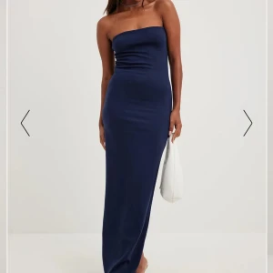 Klänning nakd - Mörkblå klänning med slits bak