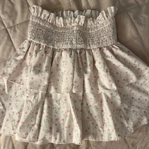 Blommig kjol - Jättefin och gullig blommig kjol 💕