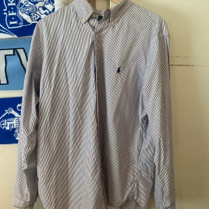 Ralph Lauren skjorta  - Den är i jätte bra skick och den passsr L kanske M   Priset kan diskuteras 