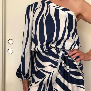 Klänning blå/vit - Superfin och trendig one shoulder klänning ifrån Chic Me. Nyskick! Storlek S.