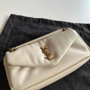 Calypso In Grained Lambskin  - Väskan användes en gång för examen, i perfekt skick som om den precis kommit från butikshyllorna, kombinerar ömhet och harmoni, bekväm, vacker Saint Laurent-väska DIMENSIONS: 26 X 14 X 7 CM / 10.2 X 5.5 X 2.7 INCHES HANDLE DROP: 27/51 CM