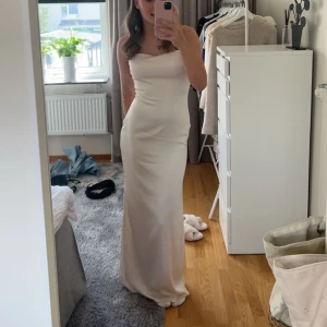 Balklänning  - Säljer min balklänning som endast är andvänd en gång💕är i siden och har öppen rygg! Pris kan diskuteras 