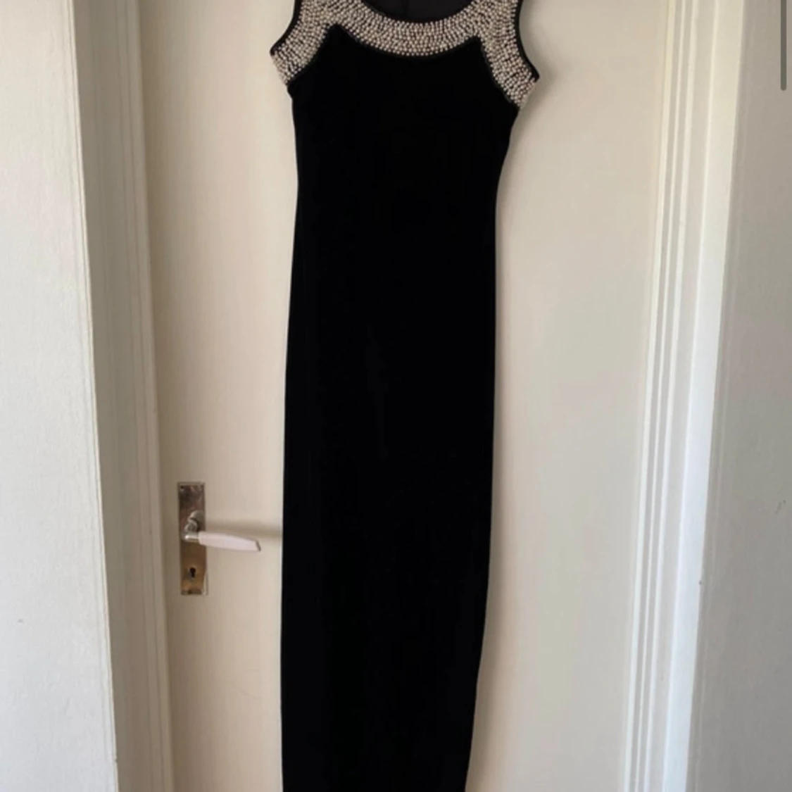 Svart långklänning med pärldetaljer - 91