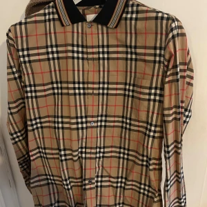 Burberry skjorta - Super fin och knappast andvänd. Förliten för mig Köpt från burberry’s hemsida