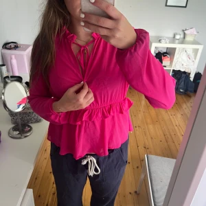 Söt blus💞 - Jättefin blus.💞 Osäker på vart den kommer ifrån, men den är oanvänd, i bra skick, men köpt i fel storlek💞