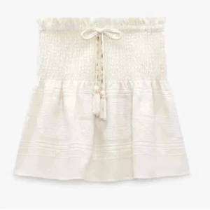 Zara kjol - Beige kjol från zara som är i storlek xs, som aldrig är använd och tror att den inte finns att köpa längre💕 pris kan diskuteras🩷