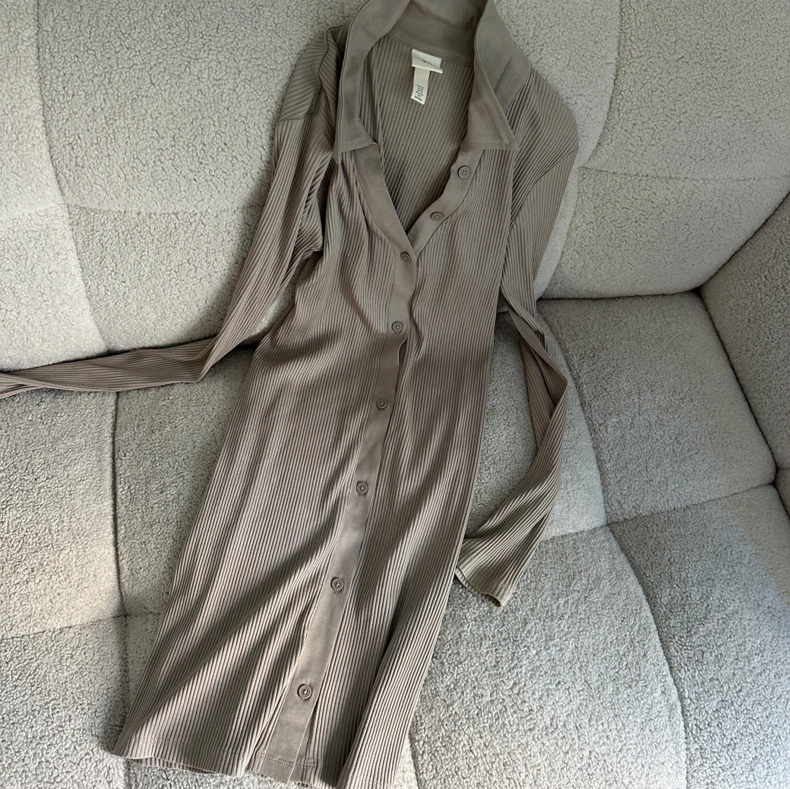 Beige ribbad klänning