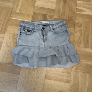 Jeansvolangkjol - jeansvolangkjol som passar m-l egengjord men jättebra kvalite  fina detaljer bak 