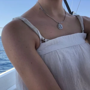 Maria Nilsdotter halsband - Säljer mitt unika och sällsynta halsband ifrån Maria Nilsdotter🌸 så fint, mycket bra skick. Boxen följer såklart med. Är mån om att få såld därav väldigt bra pris!! Köpa gärna genom Plick☺️❣️Bilderna är egna