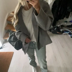 Lågmidjade ljusblå jeans - Superfina ljusblå lågmidjade jeans från Monki i en gammal modell ❤️❤️ har bara använts 2-3 gånger, som nyskick. Skriv för fler bilder / frågor annars tryck på köp nu 🥰🥰 Nypris 499kr