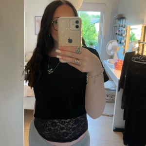 Spetslinne+ croppad t-shirt  - Säljer dessa två plagg som man använder samtidigt, ett spets linne i storlek S och en croppad t-shirt i storlek M, men sitter som S. T-shirt från Lager157 och linnet från H&M. Dessa två tillsammans är hur snygga som helst, inga defekter. 