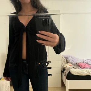 Svart topp med knyte - Säljer den populära gina tricot tröjan då den är en aning för stor för mig🥲 Har använt den 2 gånger totalt🥳