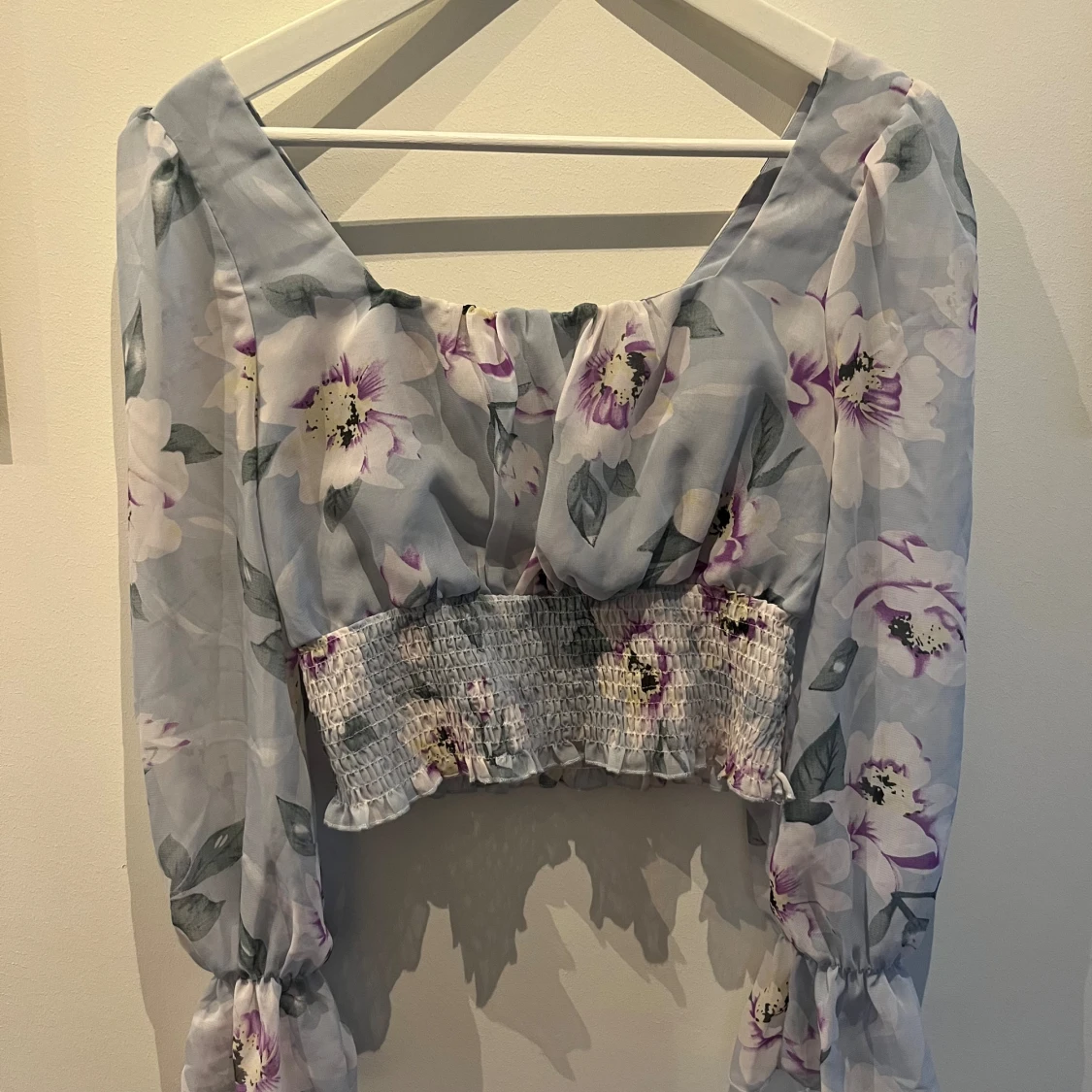 Blommig croppad blus