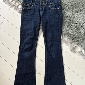Lågmidjade jeans - Sjuuuukt najs lågmidjade jeans! Säljer då jag har liknande. Midjemått: 80cm, innerbenslängd: 80cm