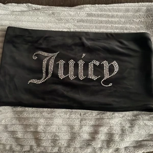 Juicy Couture topp - En Juicy Couture topp som är helt oanvänd, testad på någon gång men aldrig använt den. 