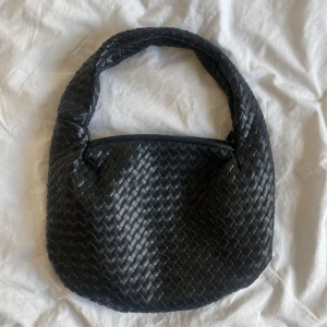 flätad väska - flätad väska från na-kd, dragkedjan i innerfickan har fastnat men går säkert att lösa☺️