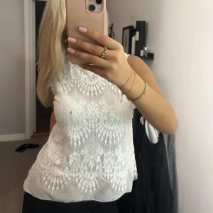 Spetsig topp - Vit spetsig topp från STOCKHOLM LM med dragkedja i ryggen, passar S & XS. Nästan aldrig använd❣️nypris 379kr