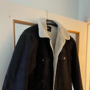 höstjackan  - En fodrad jeansjacka från bikbok i bra skick. Storlek s 