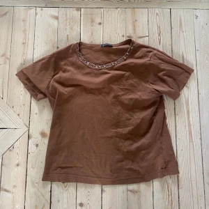 Gullig brun tshirt med guldiga stenar och diamanter - God skick storlek medium