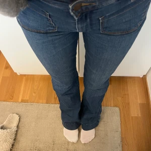 Bootcut jeans wrangler - Så snygga jeans med fickor framtill och en bred kant nedtill! Sparsamt använda 