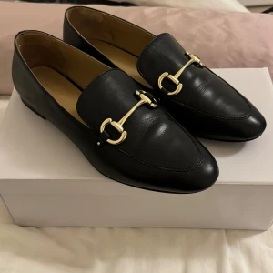 Loafers - Svarta Loafers i väldigt bra skick. Äkta skinn. Använd enbart ett fåtal tillfällen. Hästbett ovan i guld. Nypris 990kr. 