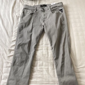 Replay jeans - Säljer mina replay anbass jeans. Riktigt snygga ljusgråa anbass helt utan defekter, knappast använda och köpta nya. Storlek 32/32 slim fit.😁