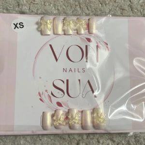 Naglar - Sååå fina naglar från Von Sua, de är tyvärr för små och därför jag säljer. Såklart helt oanvända och nya. Det ingår även ett prepkit med limm, fil, rengöringsservetter mm 😍