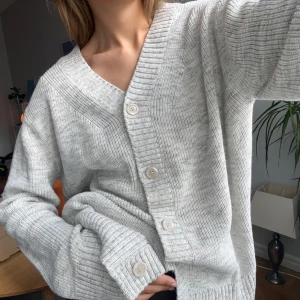 COS cardigan - Fin stickad cardigan från COS. Använd fåtal gånger så ser ut som ny! 🩷