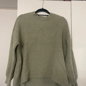 Tröja - Super fin grön stickad tröja, ända defekten är att den har ett litet vitt färg märke