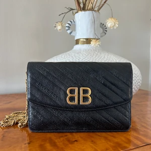 Balenciaga crossbody bag - Säljer min alldelles underbara balenciagaväska som jag köpte  2020. Är i mycket fint skick och låda tillkommer. Inköpspris 9000kr men säljs för 5000kr. Bilderna är mina och det är jag på båda.  Skriv privat för fler bilder! Köpare står för frakt 🌸