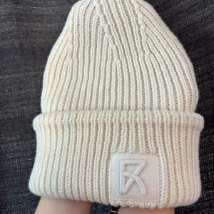 mössa, vit - säljer mössan pga ingen användning av den. ONE SIZE.