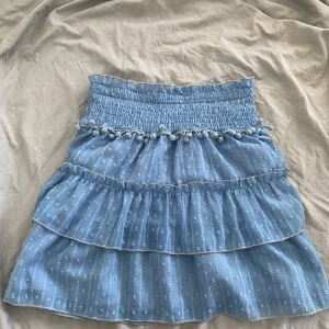 Blå volangkjol - Snygg detaljerad volang kjol med blå färg💙