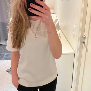 Topp - Superfin vit siden t-shirt från Lindex. Storlek xs. Köparen står för frakten. Hör av dig om du har några frågor💗